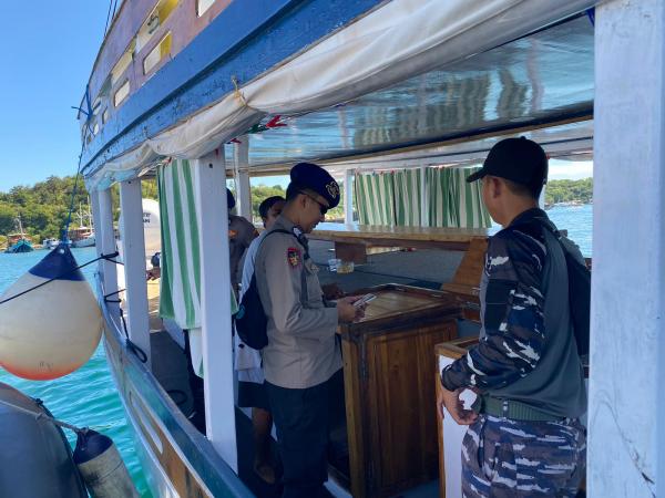TNI-Polri Bersama KSOP Beri Imbauan dan Cek Kelayakan Kapal Wisata di Labuan Bajo