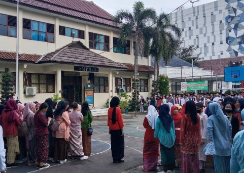 Peringatan Hardiknas 2023, Pelajar SMPN 2 Kota Cirebon Gunakan Pakaian Adat Nusantara