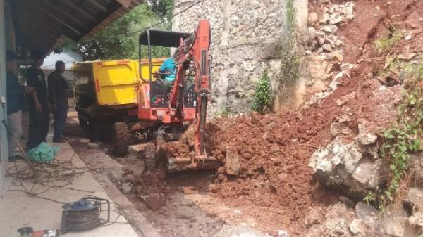 Akibat Curah Hujan Tinggi, Tebing Sepanjang 6 Meter Longsor di Sukmajaya