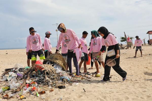Peringati Hardiknas, Srikandi Ganjar Jatim Bersih-Bersih Pantai Pulau Gili Ketapang