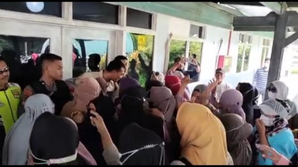 Demi Sekolahkan Anak Sejumlah IRT Geruduk dan Bermalam di Kantor Eksternal PT Vale Indonesia