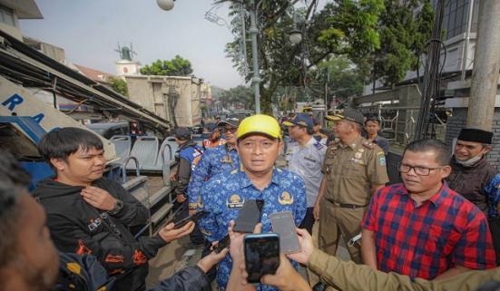 Plh Wali Kota Bandung Menyesalkan Warga Asing Bule Ludahi Imam Masjid