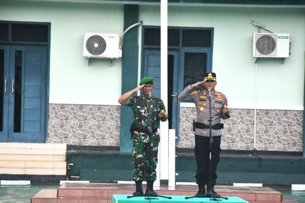 Wujudkan Sinergitas TNI-Polri, Danrem 181 PVT dan Kapolresta Sorong Kota Pimpin Apel Gabungan