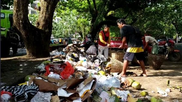 Libur Lebaran, Wisatawan Pantai Pangandaran Tinggalkan Ratusan Ton Sampah