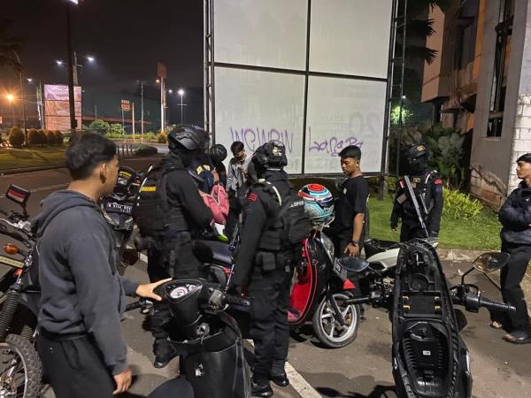 Malam-malam Personel Batalyon C Resimen 1 Gelar Patroli Cegah Kejahatan