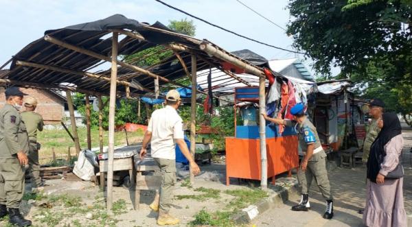 Ganggu Keindahan Kota, Satpol PP Sukoharjo Bongkar Lapak PKL Mangkrak