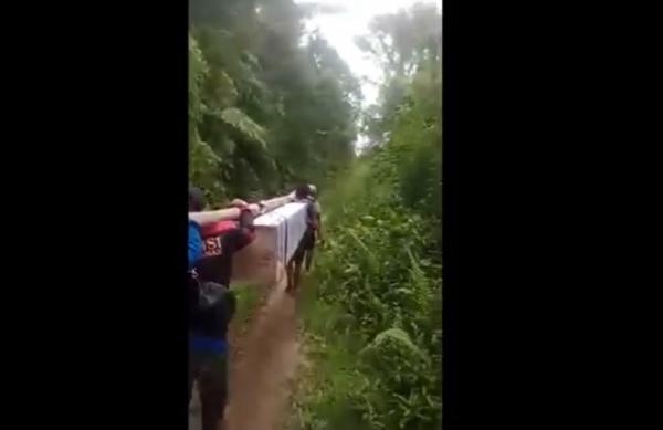 Korban Tewas Tambang Ilegal, Jenazah Ditandu Sejauh 30 Km dari Lutra ke Poso Lewati Hutan dan Sungai