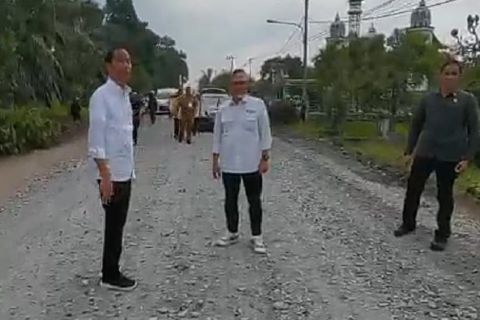 Cek Jalan Rusak di Lampung, Presiden Jokowi Tertawa Dengar Laporan Warga