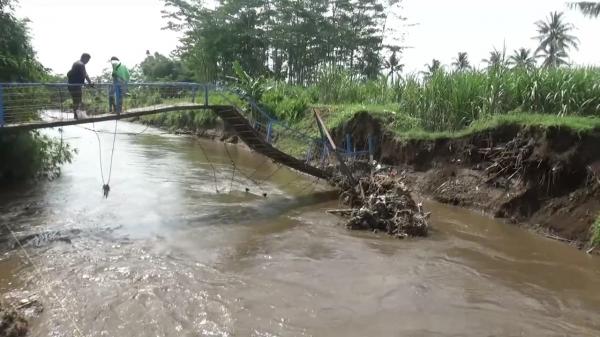 Jembatan Penghubung Dua Dusun di Kutorenon Putus Tergerus Banjir