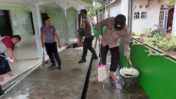 Perkuat Sinergitas, Polsek Tempilang dan Babinsa Gotong Royong Bersihkan Tempat Ibadah