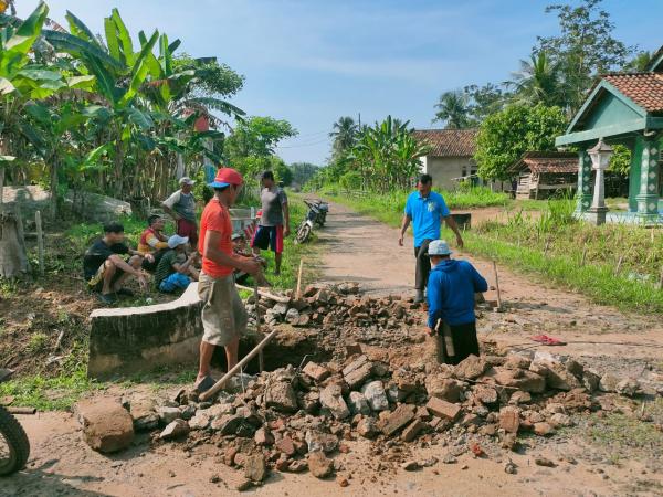 Aparatur Pemerintah dan Warga Kampung Suma Mukti Rutin Gotong Royong 