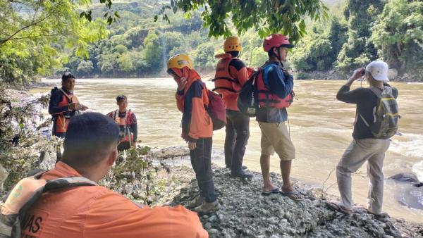 Tim SAR dan Warga Terus Melakukan Pencarian Terhadap Rudi, yang Hanyut di Sungai Masuppu Lembang Bau