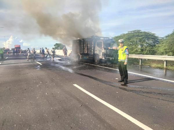 Truk Bermuatan Palet Kayu Hangus Terbakar di Tol Sidoarjo-Porong