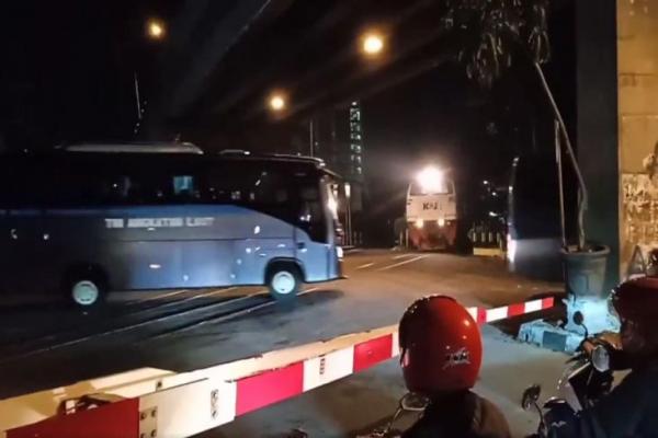 Viral, Rombongan Bus TNI AL Terobos Palang Pintu Kereta Api di Kota Malang