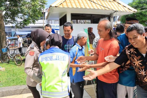 Jumat Berkah Polres Tasikmalaya Kota, Polwan Bagikan Paket Nasi Kota untuk Jamaah Masjid Agung