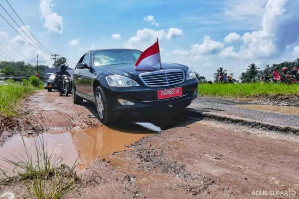 Mobil Presiden Jokowi Terabas Jalan Rusak di Lampung