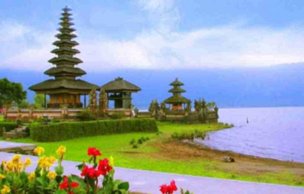 9 Fakta Danau Beratan Bedugul Bali, Tempat Wisata Terpopuler yang Cocok untuk Keluarga