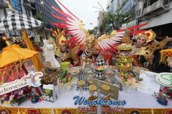 Keseruan Festival Rujak Uleg di Kya-Kya Kembang Jepun Surabaya