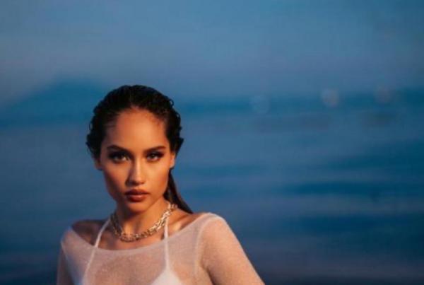 Potret Hot Cinta Laura Pakai Baju Transparan di Pantai, Kelihatan Bra Putih