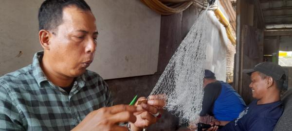 Pembuatan Jala di Pangkalan Nelayan Mangunreja Kecamatan Puloampel,  Peluang Usaha Baru Warga