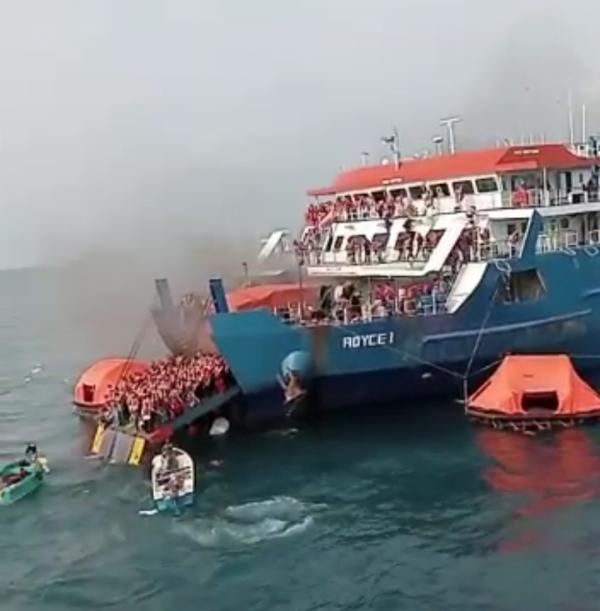 Ratusan Penumpang Panik! Kapal KMP Royce 1 Terbakar Saat Menuju Ke Pelabuhan Merak-Bakauheni