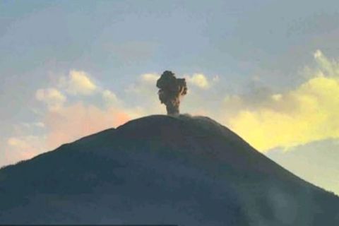 Semburkan Abu Vulkanik Setinggi 700 Meter, Gunung Ile Ape Kembali Erupsi