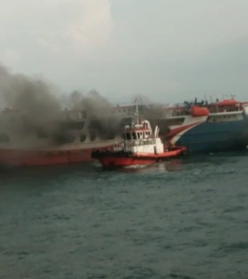 3 Kapal Tugboat PT Pelabuhan Cilegon Mandiri Bantu Tanggulangi Kebakaran KMP Royce 1