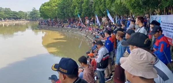 Pemkab Tangerang Mancing Bareng Bersama Buruh Berhadiah Sepeda Motor, Dua Ton Ikan Disebar  