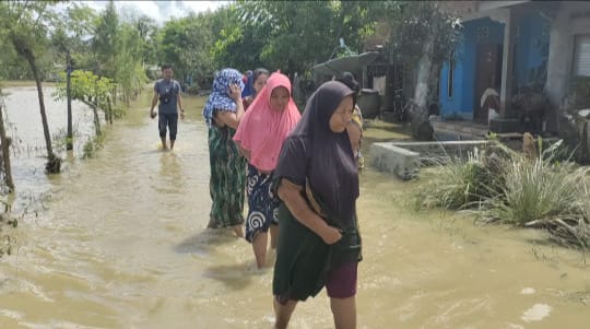 Memperihatinkan, Warga Korban Banjir Protes Bantuan Tak Merata dan Hanya Dapat Air Mineral Saja