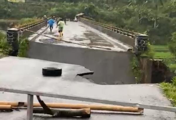 Detik-Detik Ambruknya Jembatan Cidugaleun Cigalontang Tasikmalaya Terekam Kamera Ponsel Warga