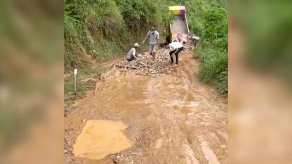 Viral Jalan Rusak di Ponorogo, Warga Perbaiki Pakai Uang Pribadi