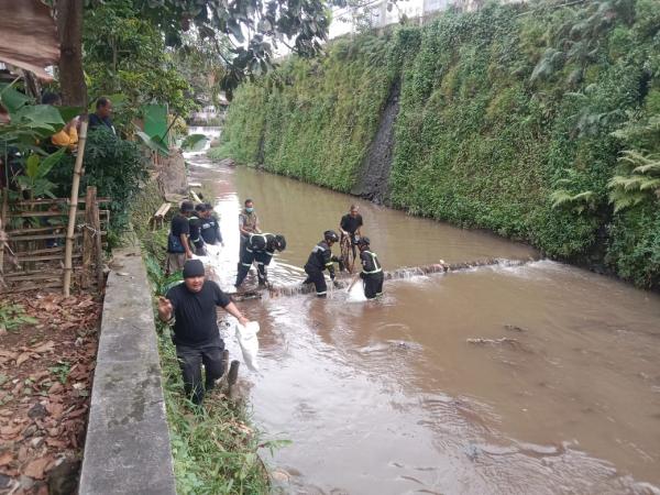 Cegah Banjir, Sungai di Kawasan Pusat Kota Kuningan Dibersihkan
