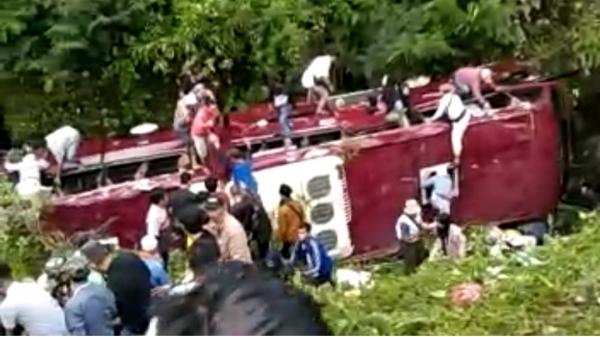 Bus Pariwisata Terjun ke Jurang, Belasan Penumpang Luka -luka