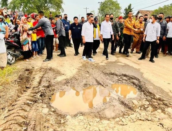 Jokowi Umumkan Lapor Jalan Rusak di Instagram, Warga Pandeglang Curhat Hampir Melahirkan di Jalan 