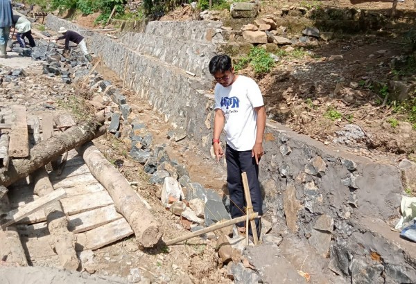 Pembangunan Drainase di Ruas Jalan Cimandiri Laut Cibarengkok Lebak Ambruk Tergerus Air
