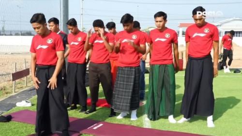 Warganet Takjub! Timnas Indonesia U-22 Sholat Berjamaah di Lapangan, Imamnya Pemain Muda Terbaik