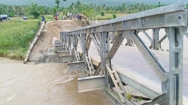 Oprit Jembatan Pantai Dona Kembali Ambruk, Pengendara Kesulitan Melintas