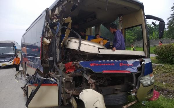 Bus Tabrak Truk Batu Bara di Tol Cipali Subang, 6 Orang Luka-Luka