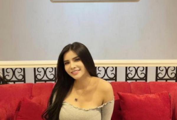 Potret Hot Terbaru Maria Vania Rebahan di Sofa, Netizen Auto Zoom