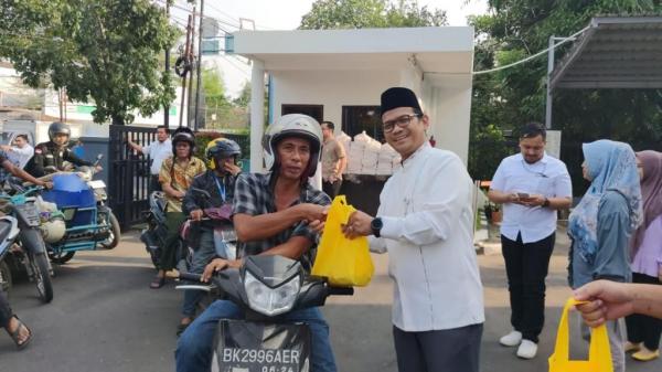BPJAMSOSTEK Cabang Medan Kota Berbagi 200 Takjil Ramadan ke Pengendara