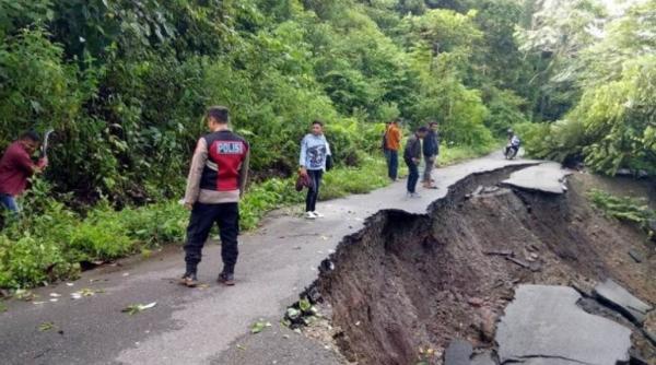 Longsor Putus Jalan Lintas Provinsi yang Menghubungkan Kabupaten Aceh Barat dan Pidie