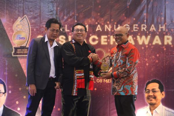 Dinilai Sebagai Penggerak Pembangunan, Pj Bupati Aceh Utara Terima Award dari SMSI
