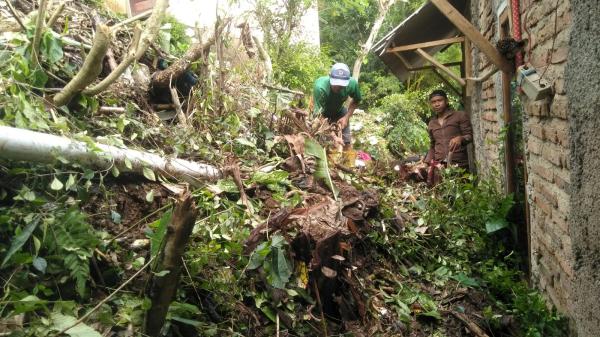PMI Serahkan Bantuan Korban Longsor di Desa Duren Pagedongan
