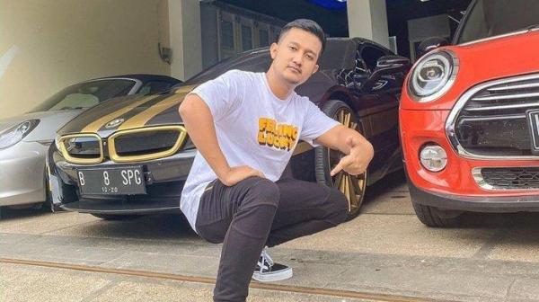 Kisah Sukses Tom Liwafa si Crazy Rich Surabaya, Berawal Jualan Stiker Kini Punya Mobil Mewah