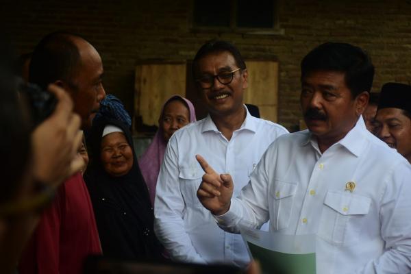 Menteri ATR/BPN Serahkan Langsung Sertifikat PTSL di Cirebon
