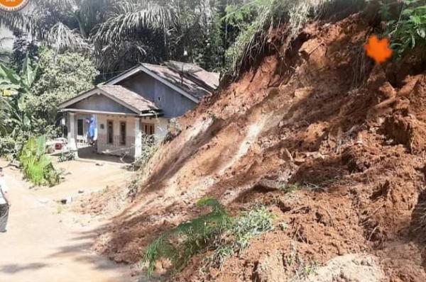 Curah Hujan Tinggi Akibatkan Tanah Longsor di Temanggung, 1 Rumah Warga Rusak