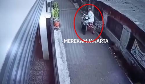 Waduh! Pria Bersarung Curi Bebek di Kebon Jeruk, Aksinya Terekam CCTV 