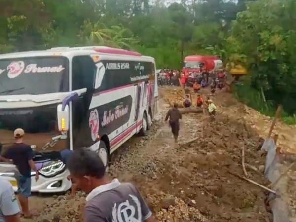 Jalan Trans Sulawesi di Enrekang Poros Toraja - Enrekang Amblas, Sejumlah Bus Terjebak!