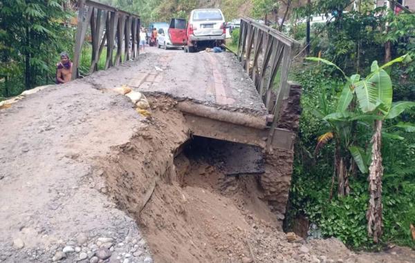 Jembatan Penghubung dua Kabupaten di Sulbar Amblas, Arus Lalin Lumpuh