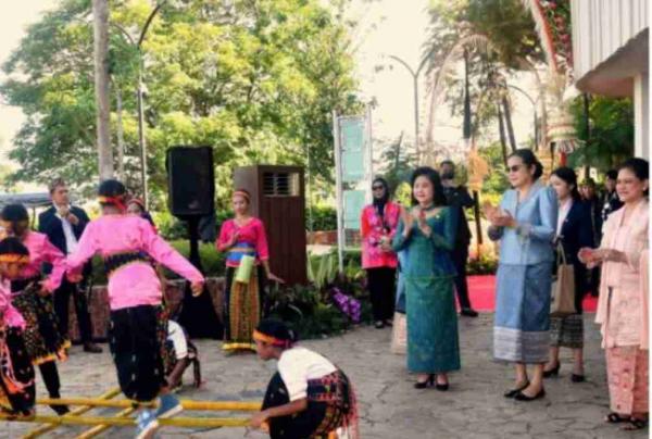 Ibu Negara Iriana Jokowi Gandeng Pendamping Pemimpin ASEAN Saksikan Budaya Nusa Tenggara Timur (NTT)